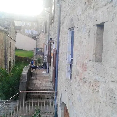 Maison De 2 Chambres A Avec Magnifique Vue Sur La Montagne Et Terrasse Amenagee * Veyreau